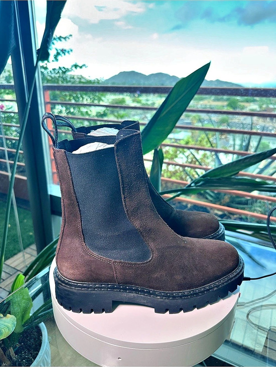 LAST Shoes - LAST Brown Chelsea Lug Sole Ankle Boots Size 8